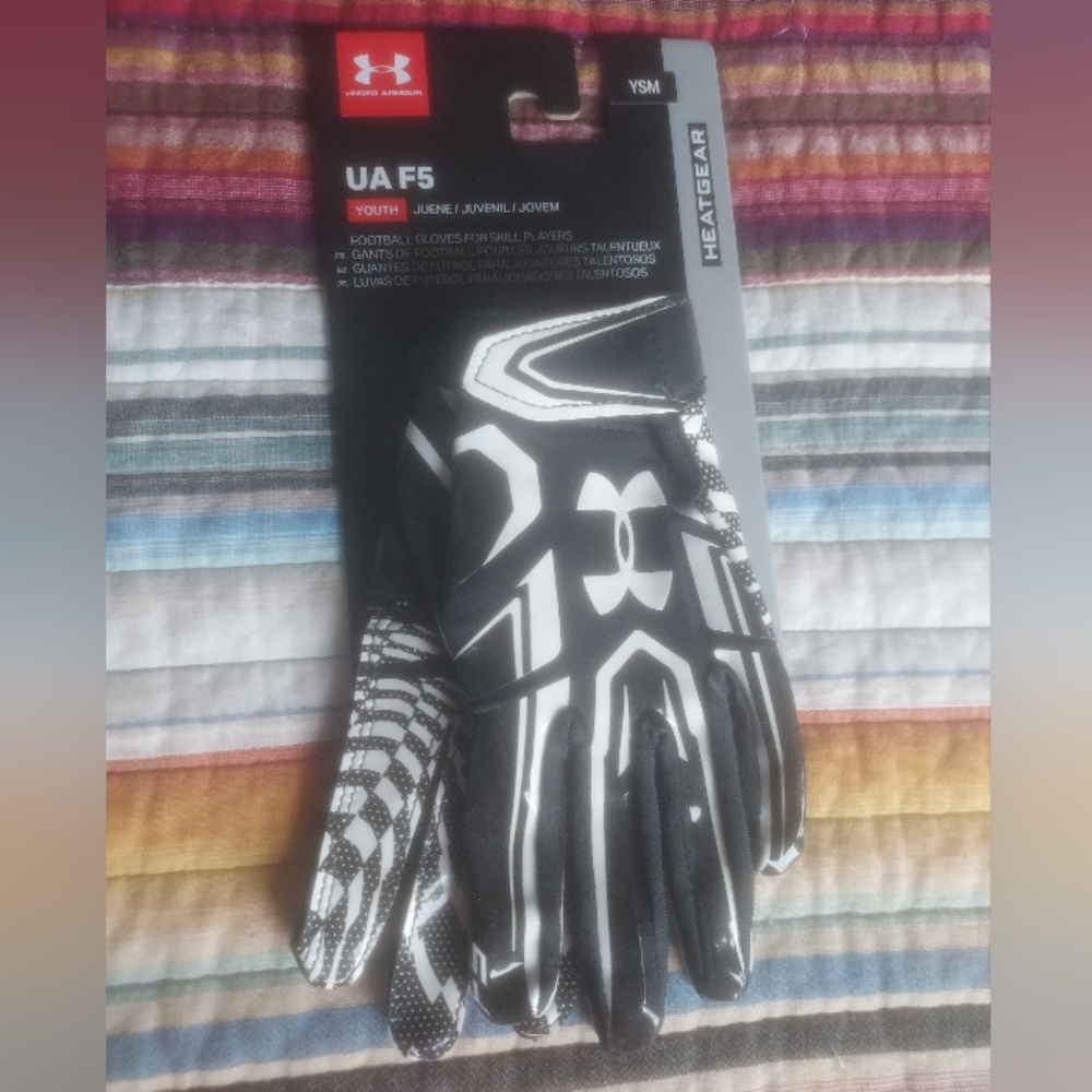 UA football gloves youth sz S